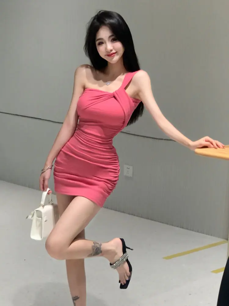 Pure desire, sexy, sweet and spicy girl, one shoulder pleated dress for women in autumn 2023, new slim fit, buttocks wrapped,