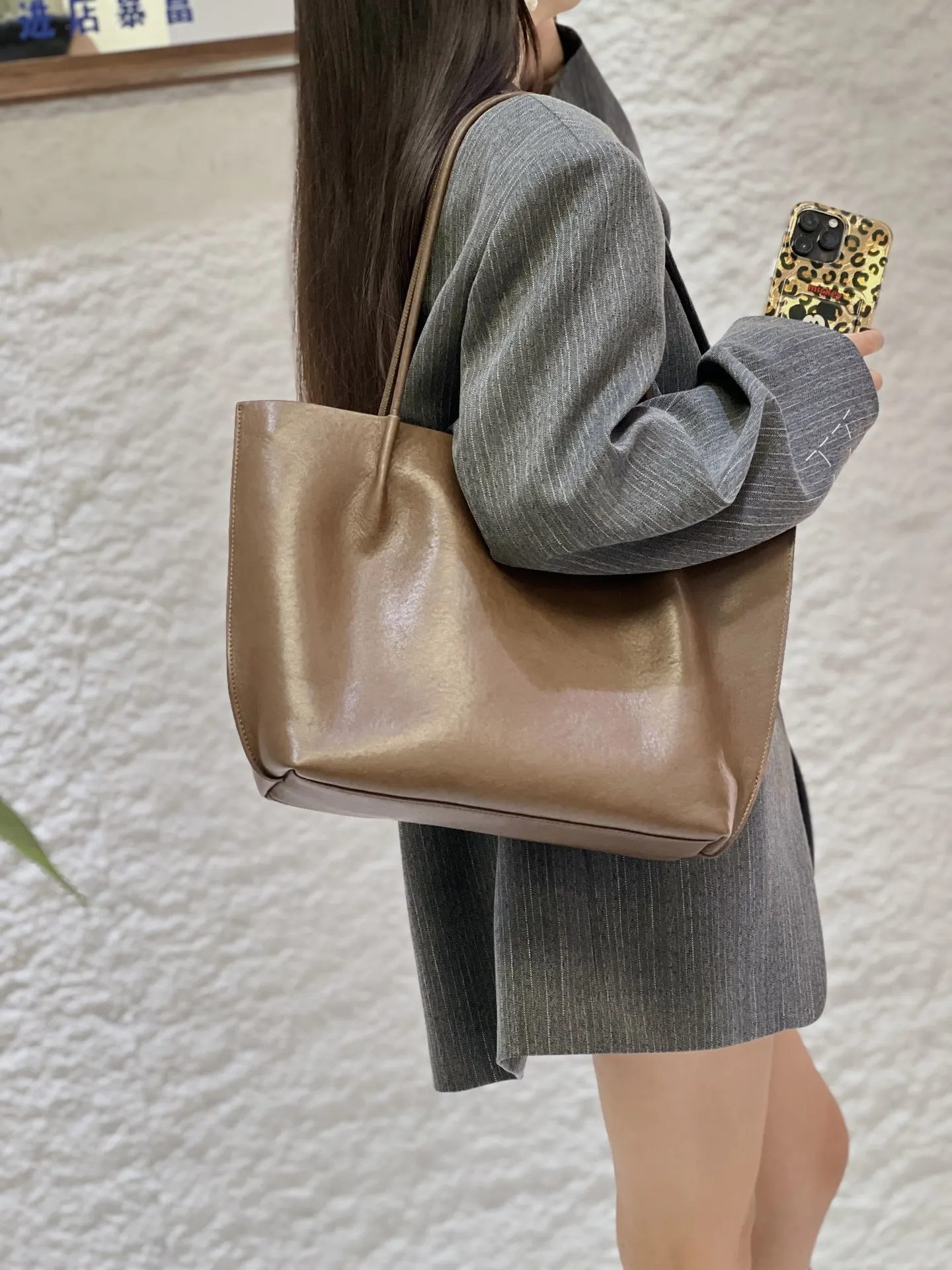 الحقيبة اليومية النهائية. سخية ومتعددة الاستخدامات ومصنوعة من الجلد الناعم والمتين. #4