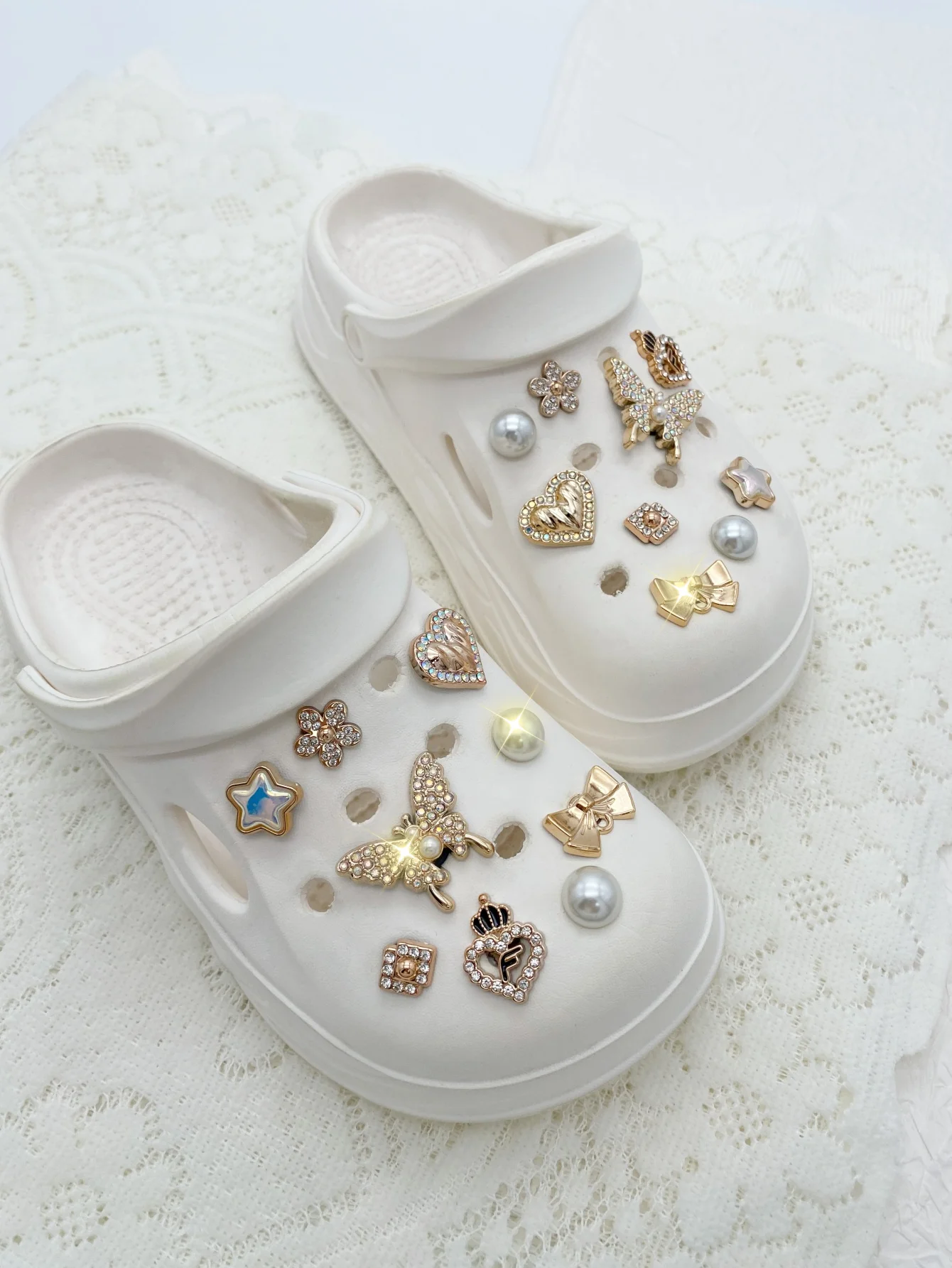 

18 модных украшений для обуви из АБС-пластика – блестящие стразы в виде бабочек, цветов, сердечек и бантиков. Съемные украшения для сабо своими руками