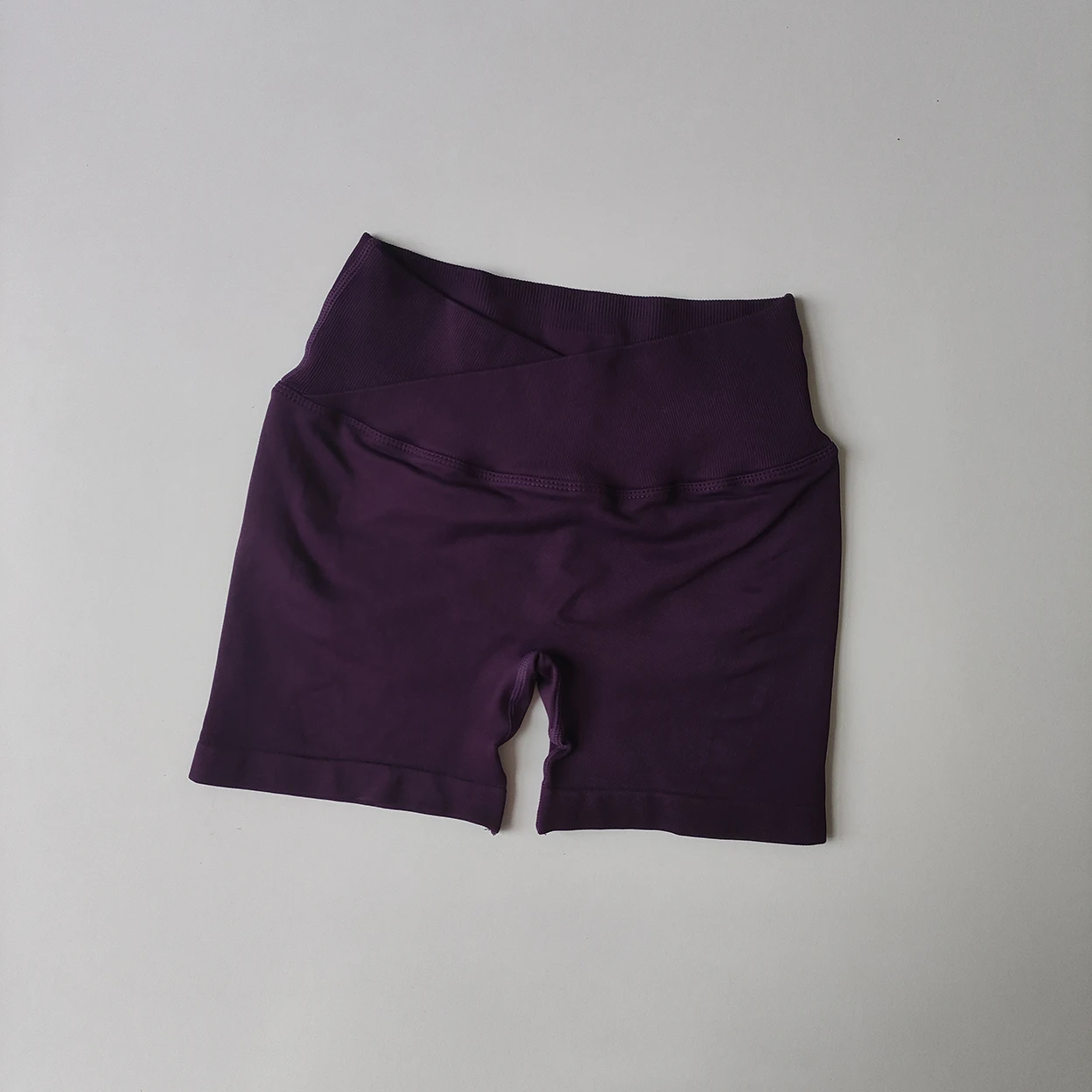 Damen Yoga-Shorts mit Vorderkreuz-Taille, dreiteilig, Hüftstraffend, Schnelltrocknend, Eng Anliegende Sportshorts für Training, Laufen und Fitness – Detail 16