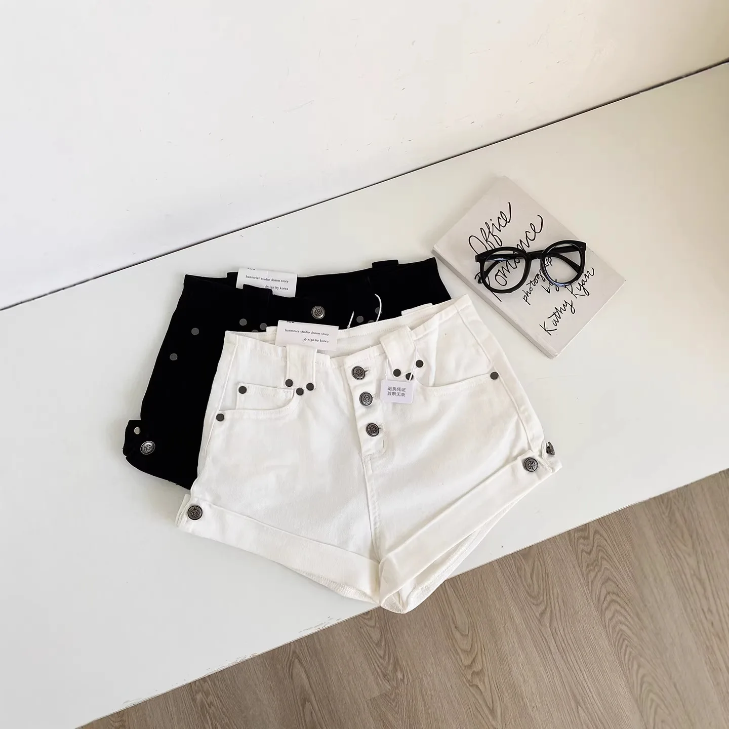 

Женские джинсовые шорты с высокой талией в стиле ретро Spice Girl, новинка лета 2026, с пуговицами и эффектом помятости, укороченные джинсовые шорты-бермуды