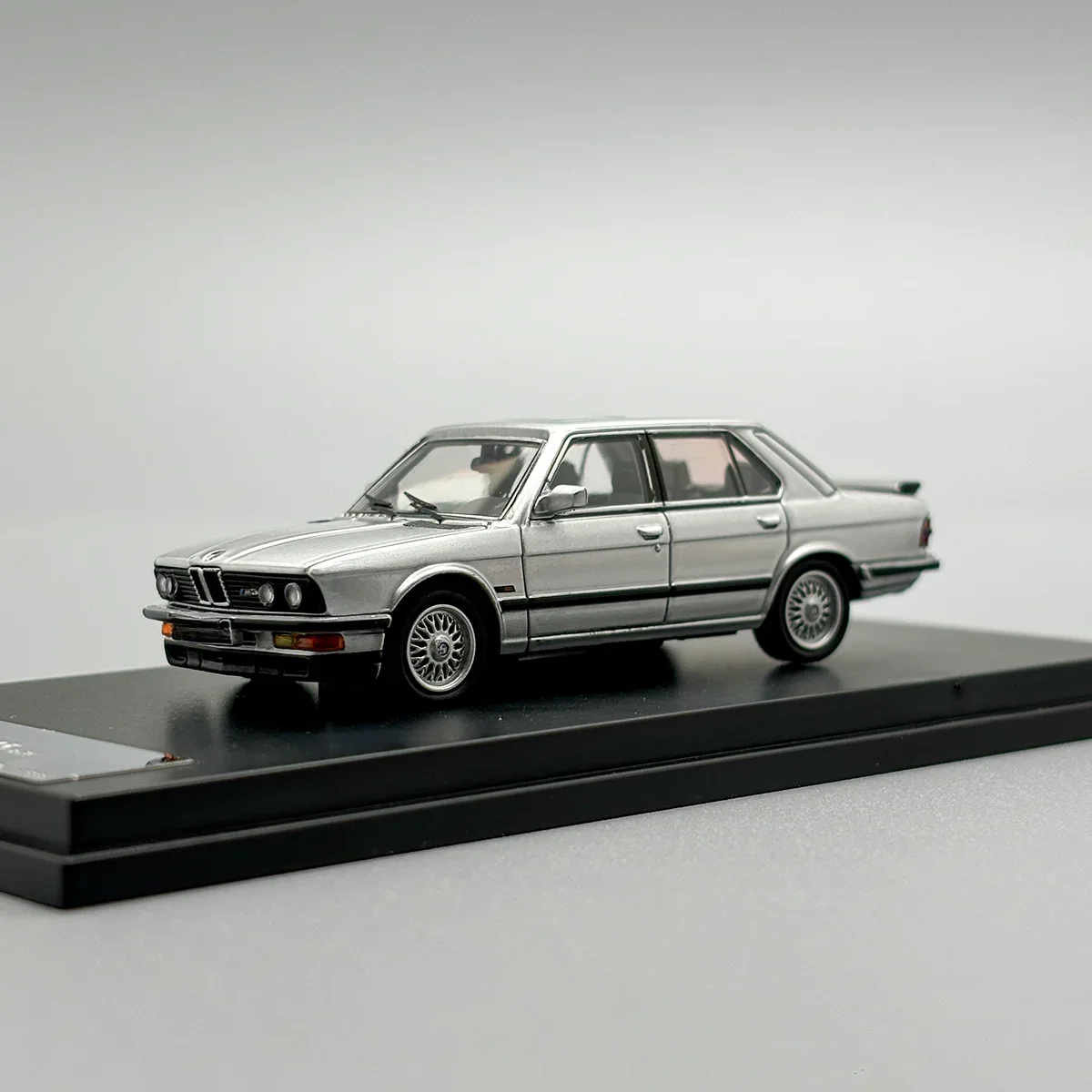 Kingmodel 1:64 5 Series Sedan M5 E28 Tangerine / Silver Diecast Model Car