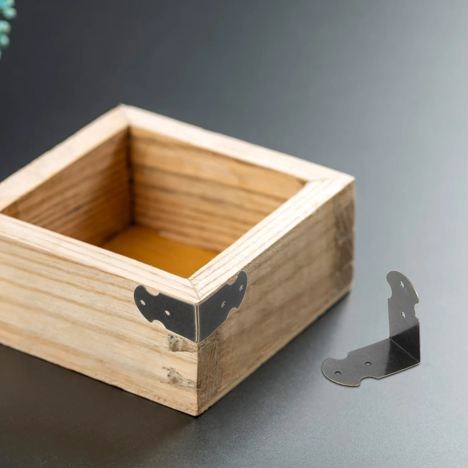 

20Pcs Metal Corner Brackets Vintage Design Right Angle Corner Brace for Wooden Boxes Gift Boxes Heavy Duty Fasteners