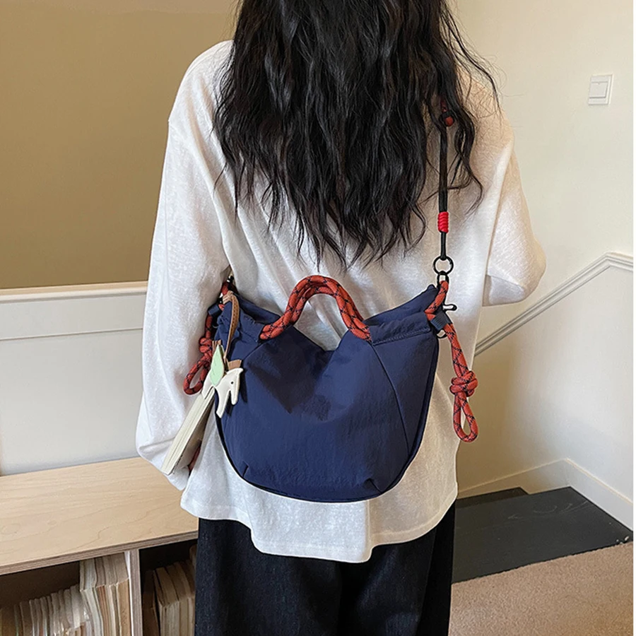 bolsa-tote-grande-vintage-com-multiplos-bolsos-alca-de-ombro-com-cordao-e-detalhes-em-tecido-contrastante-transversal-para-caminhadas-ao-ar-livre-deslocamento-diario-e-uso-geral