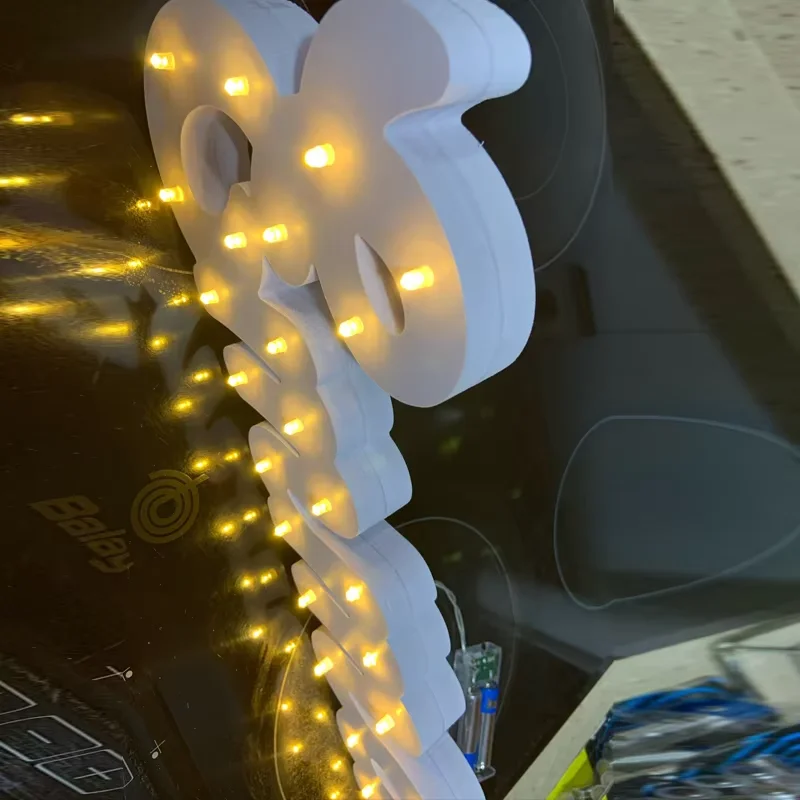 بطاقات مكان الزفاف المخصصة هدايا الليزر للضيوف الهدايا أسماء قطع الليزر الخشبية علامات الاسم لحفل الزفاف #4