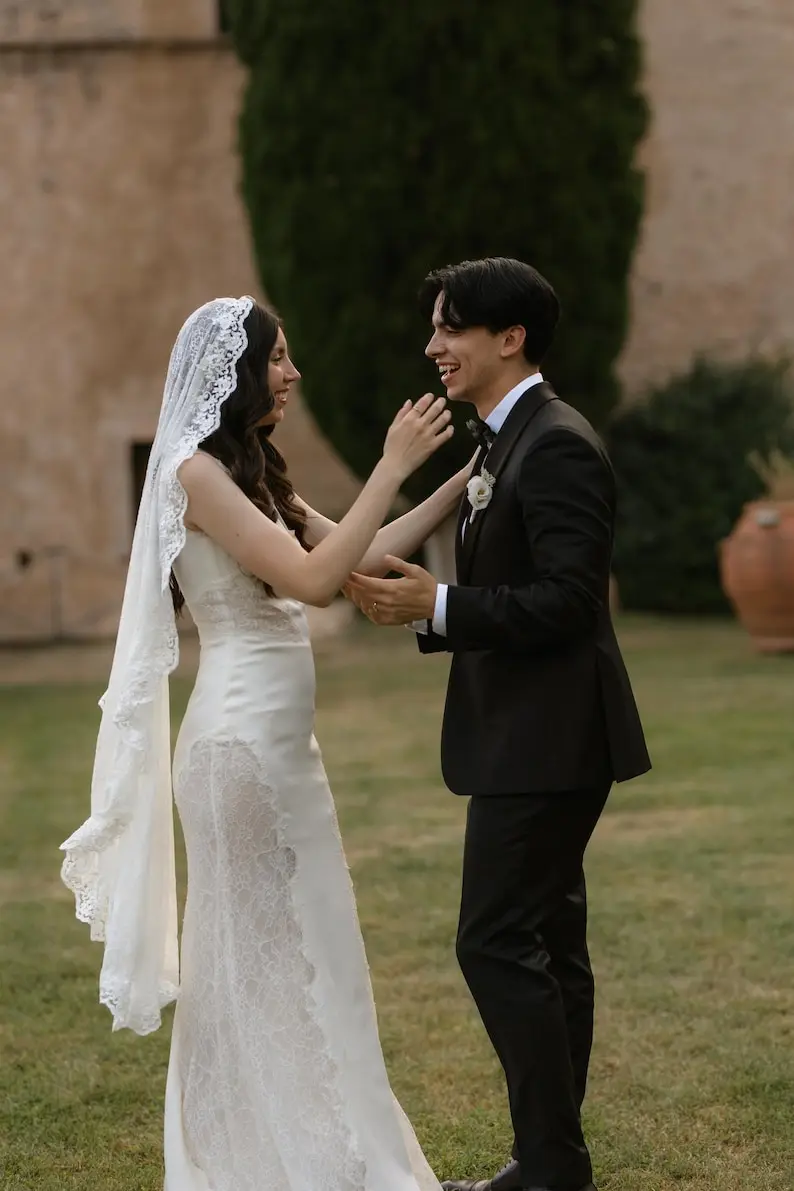 embroidery-lace-wedding-veil-fingertip-length-mantilla-bridal-veil-with-custom-length