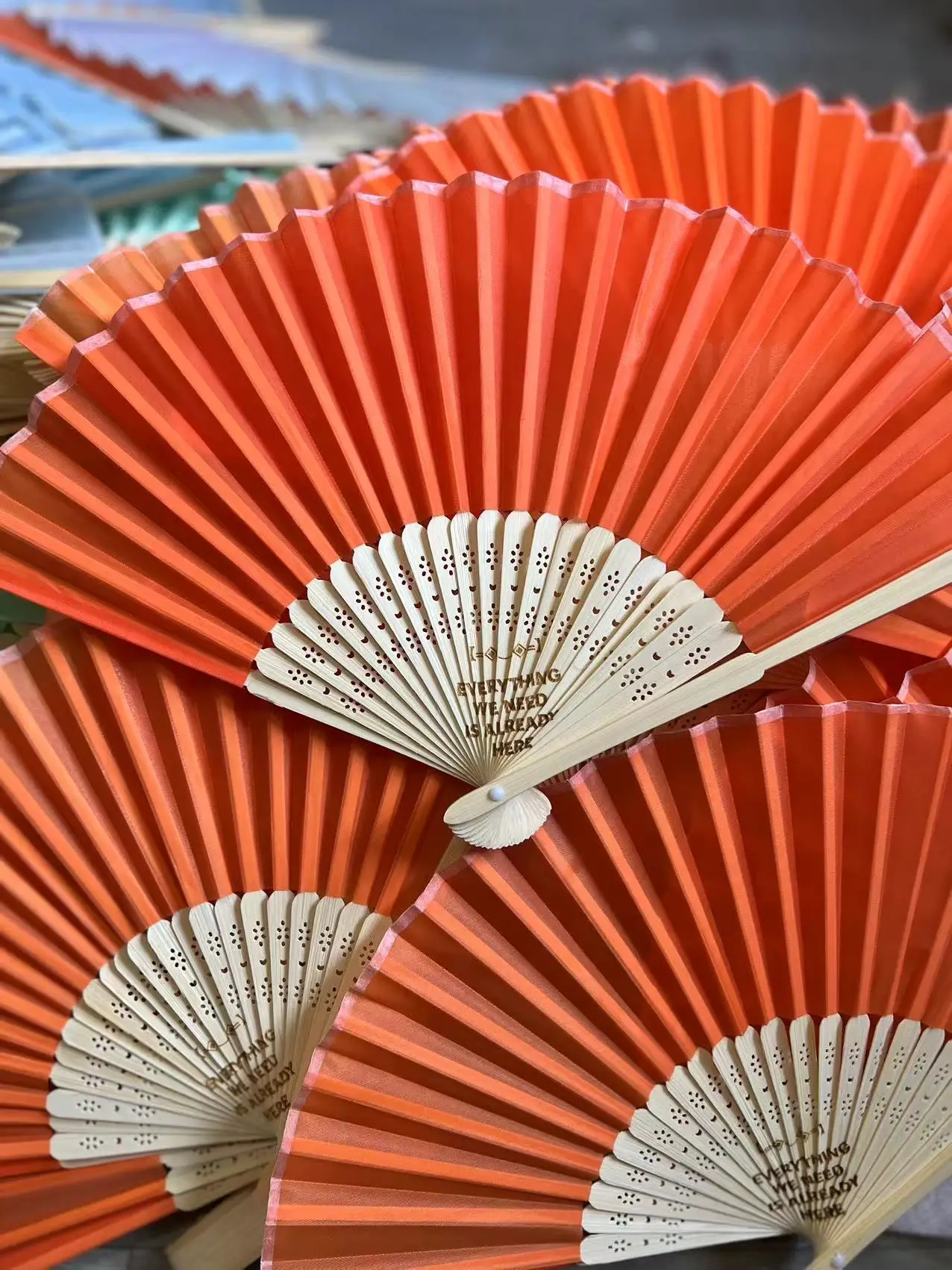 

20/50Pcs Personalized Wedding Handmade Silk Fan Wedding and Party Gift Custom Gifts With organza bag mariage abanicos para boda