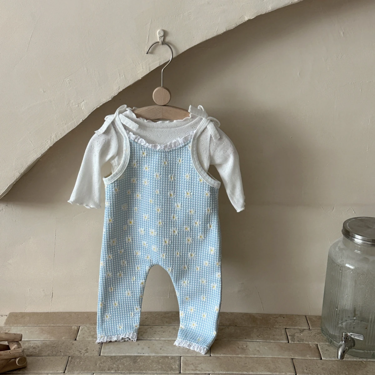 Neuer Sommer-Strampler für Neugeborene, Waffelstrick-Overall in Blau mit Karomuster und Gänseblümchen, Schleifen-Schulterträger mit Spitzenbesatz, Alltags-Outfit für Babys – Detail 4