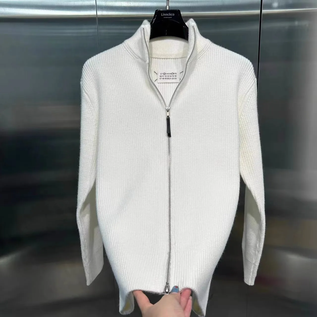 

Осенняя коллекция 2025: Новинка! Мужской вязаный кардиган свободного кроя с воротником на молнии, однотонный, класса люкс, простой и модный свитер-жакет