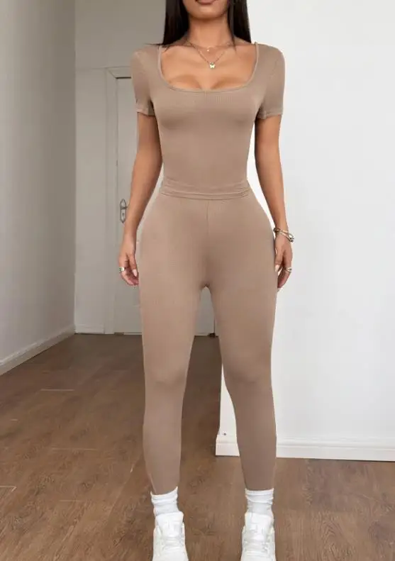 2025 تي شيرت بقصة منخفضة ورقبة على شكل حرف U بقصة ضيقة وسراويل ضيقة عالية الخصر للرياضة النسائية واللياقة البدنية واليوجا طقم مكون من قطعتين