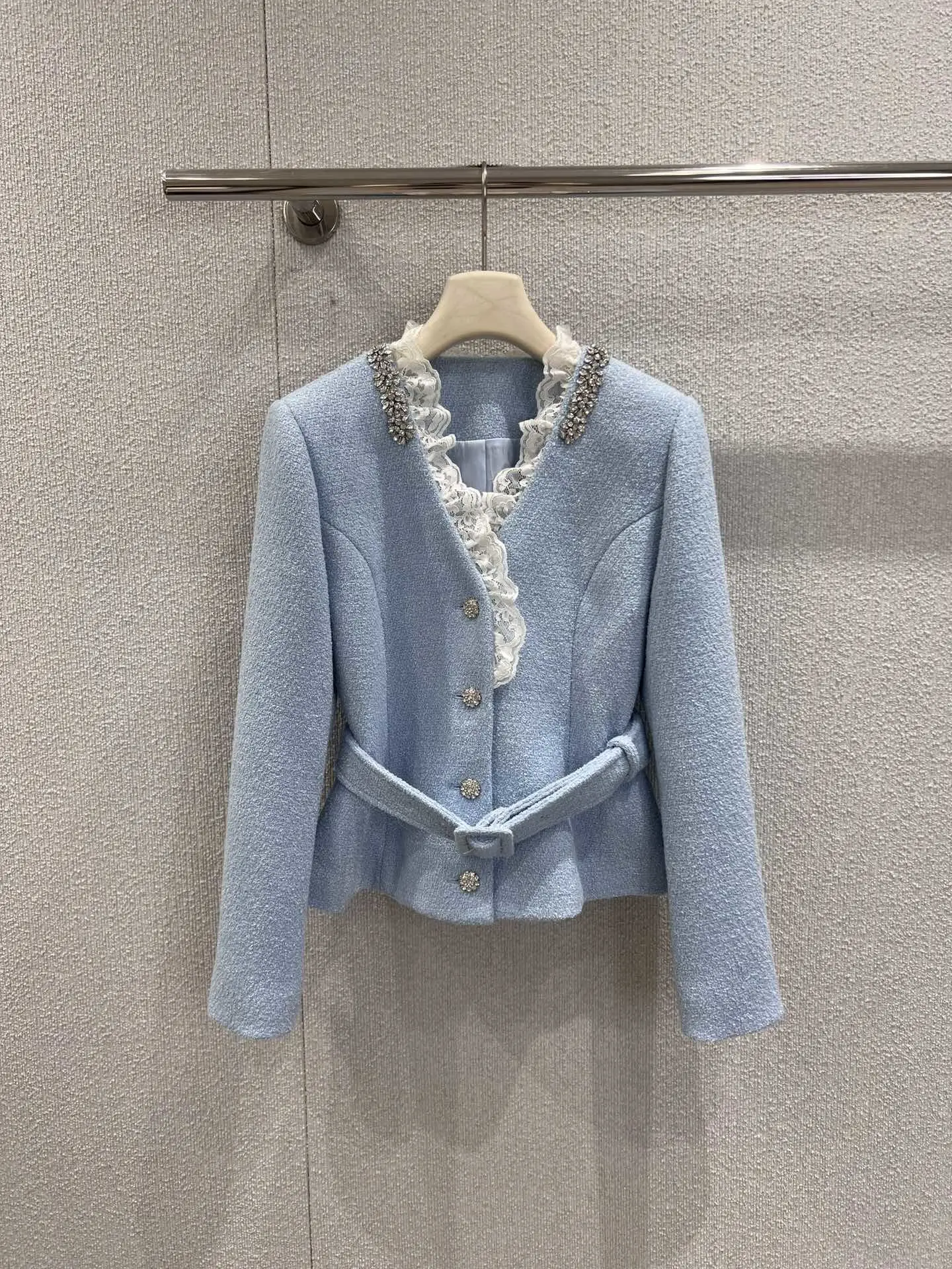 

Высококачественная осенне-зимняя новая женская куртка с v-образным вырезом и кружевными краями, облегающая короткая куртка (с поясом)