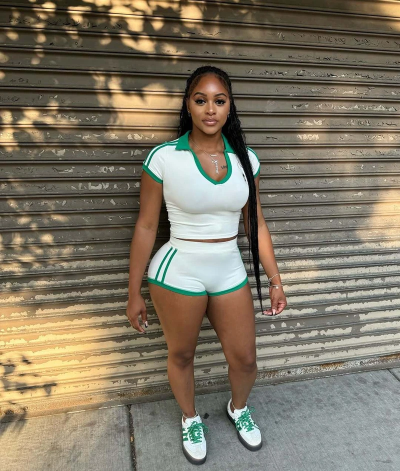 

STYLISH LADY Спортивный комплект из 2 предметов с принтом в полоску по бокам, женский укороченный топ с короткими рукавами и шорты, костюмы 2025, летние спортивные костюмы для фитнеса