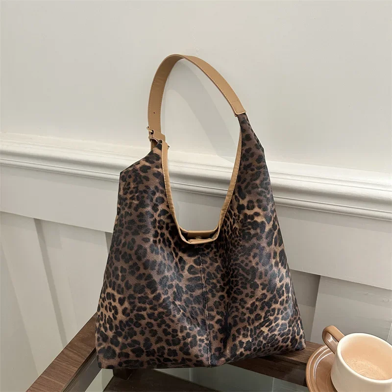 

Leopard print large-capacity commuter tote bag versatile shoulder bag