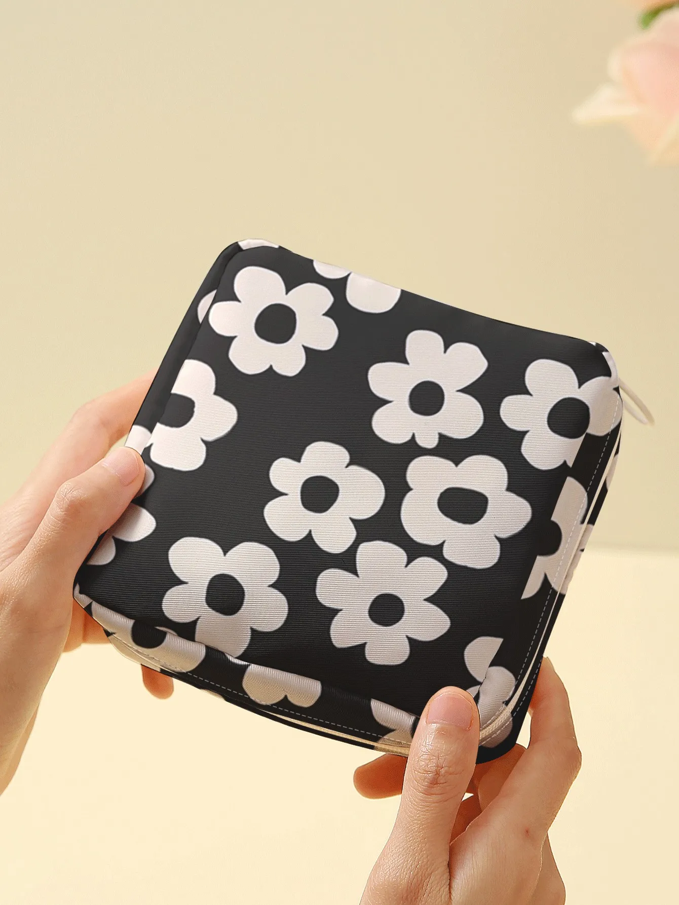 1pc, Black White Simple Daisy Printed Sanitary Napkin Storage Bag Portable Mini Makeup Pouch suitable for Daily Travel Shopping