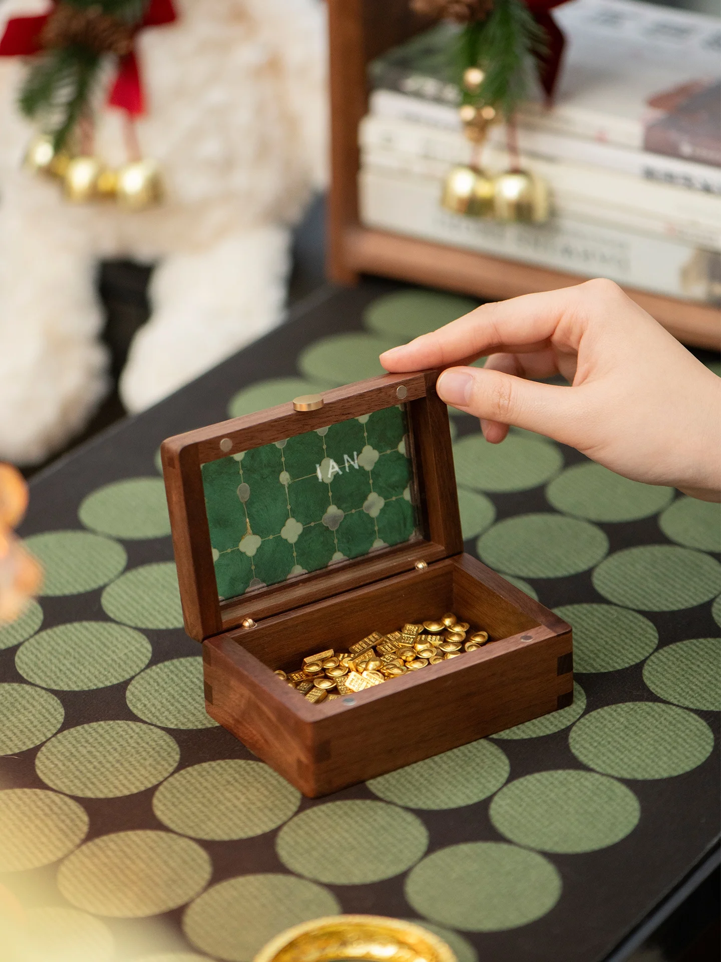 

Portable Small Size Golden Bean Storage Box Creative Baking Flower Glass Gold Particle Box Wood Retro Style Jewelry Box