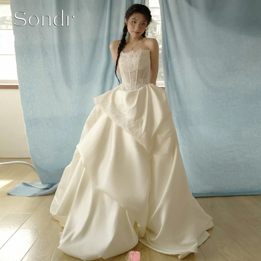 

Sondr Customized Luxury Korean Wedding Dress Light Beige Lace Strapless Satin Bridal Gown for Photo shoots