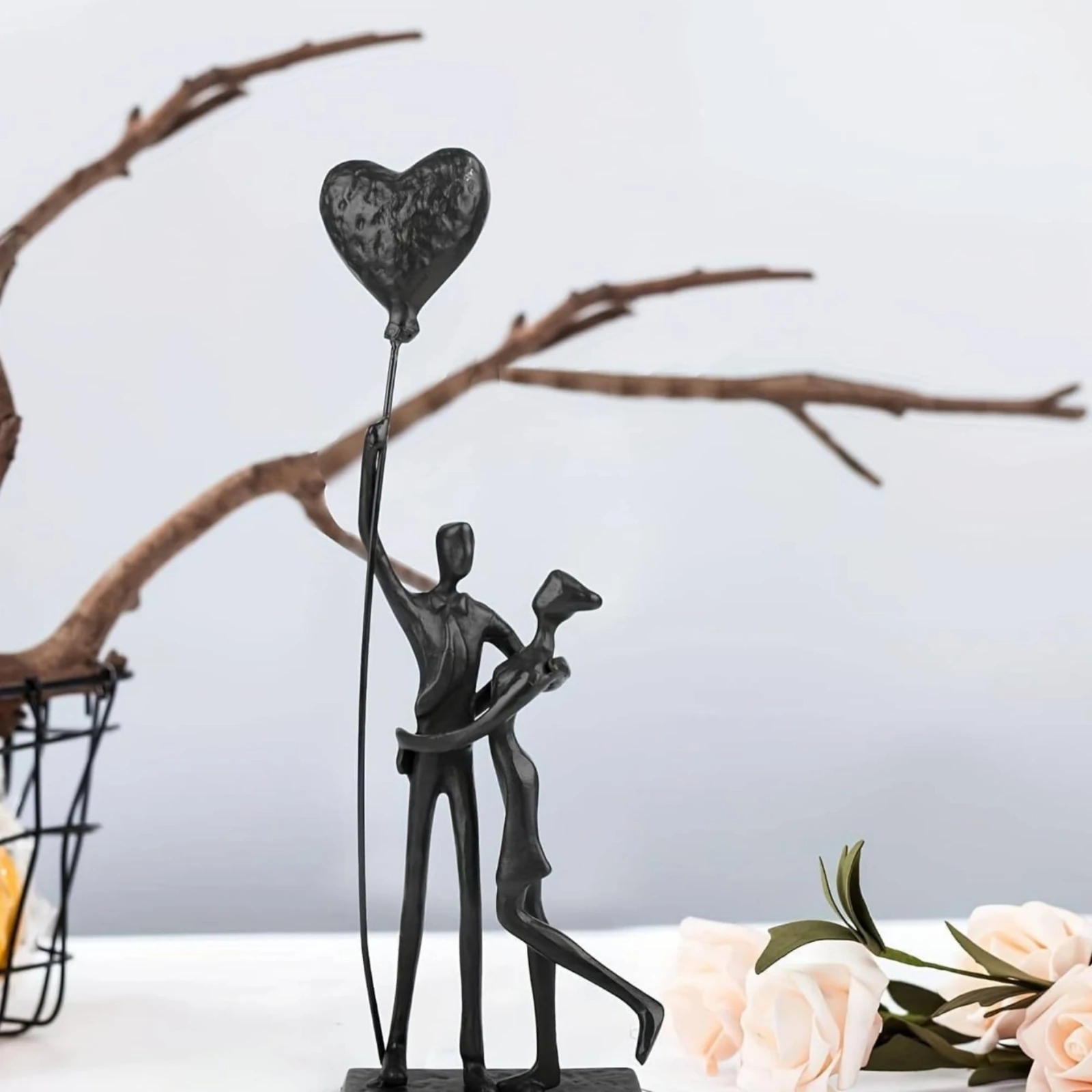 Umarmende Paar-Figur aus Gusseisen mit Herzballon, Statue mit Rechteckiger Basis, Liebesskulptur, Geschenk für Paare