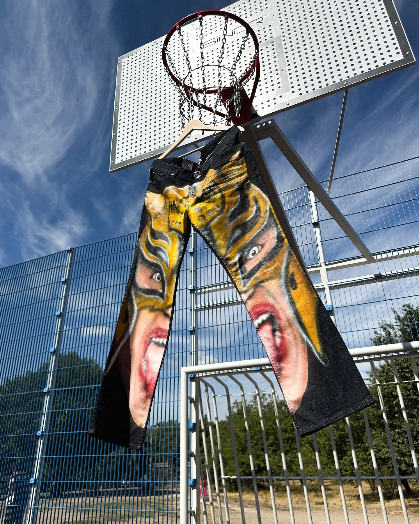 メンズストリートウェアジーンズ、イエローグラフィティプリント、ルーズフィットデニムパンツ、ファッションヒップホップカジュアルトラウザーズ2025