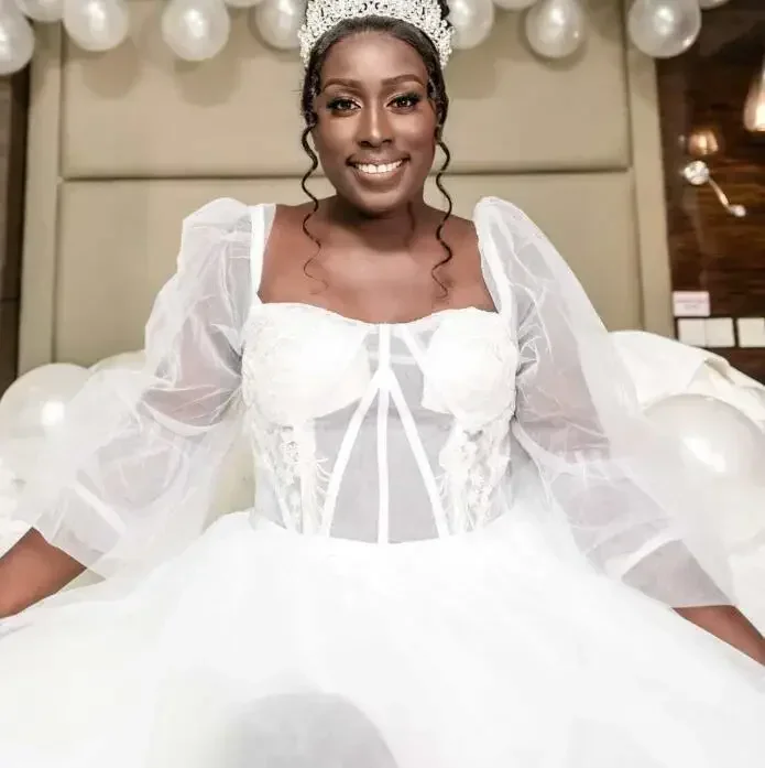 Suknia ślubna z kwadratowym dekoltem, prześwitującymi aplikacjami, rękawami typu iluzja, afrykańska suknia ślubna, vestidos de novia.