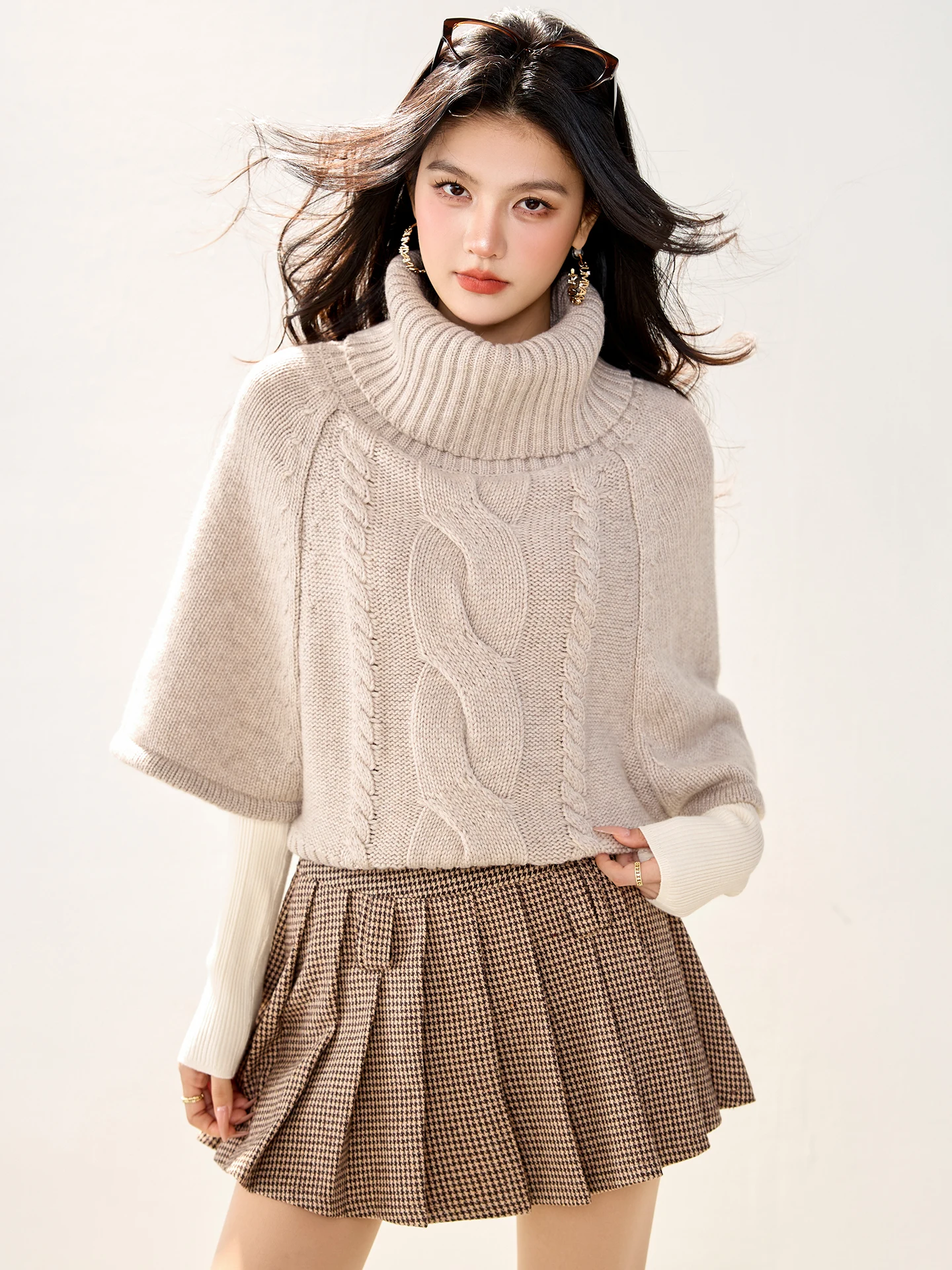 

A retro high-neck braided pullover sweater with a loose design for women in winter