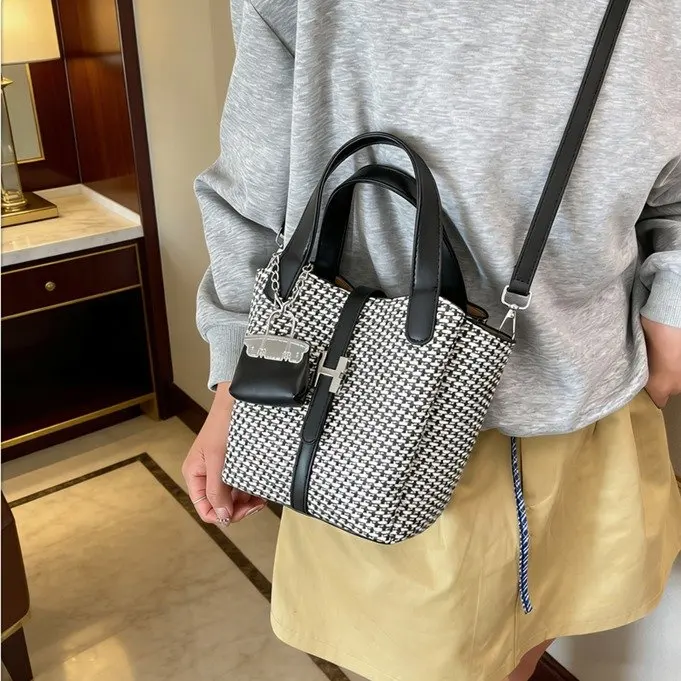 

2026 New Bucket Tote Bag for Women -shaped Metal Buckle Charm Decor Multi-Color Versatile -Way Shoulder Crossbody Bag