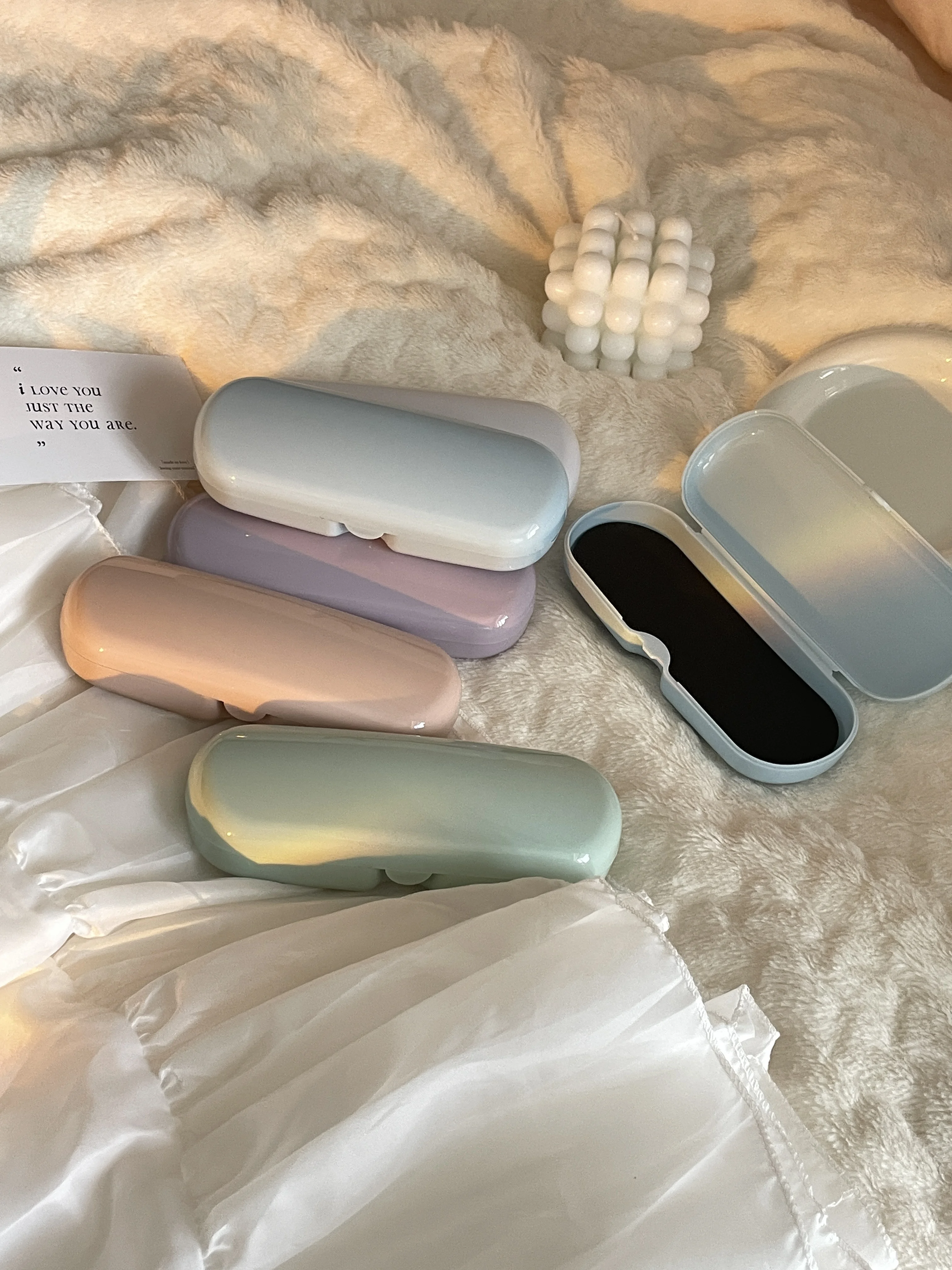 Ins-style cream-colored simple frame glasses case portable fresh and light glasses case suitable for general flat-light frame gl