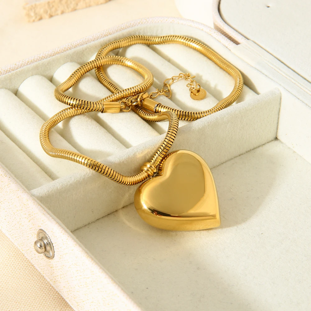 

INS Trend Stainless Steel 16K Gold Plated Snake Herringbone Heart Pendant Necklace for Women Texture Charm Adjustable Necklace