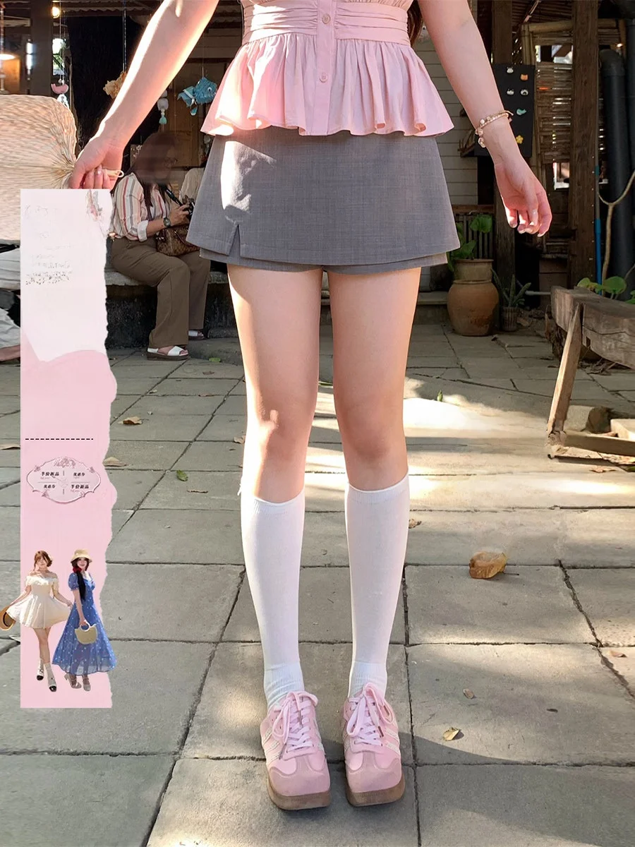 

Юбка-трапеция Anne Not Fire 224 с разрезом по боку, из костюмной ткани, с 20 элементами декора, в стиле «Comic Leg Formula», простая и элегантная.