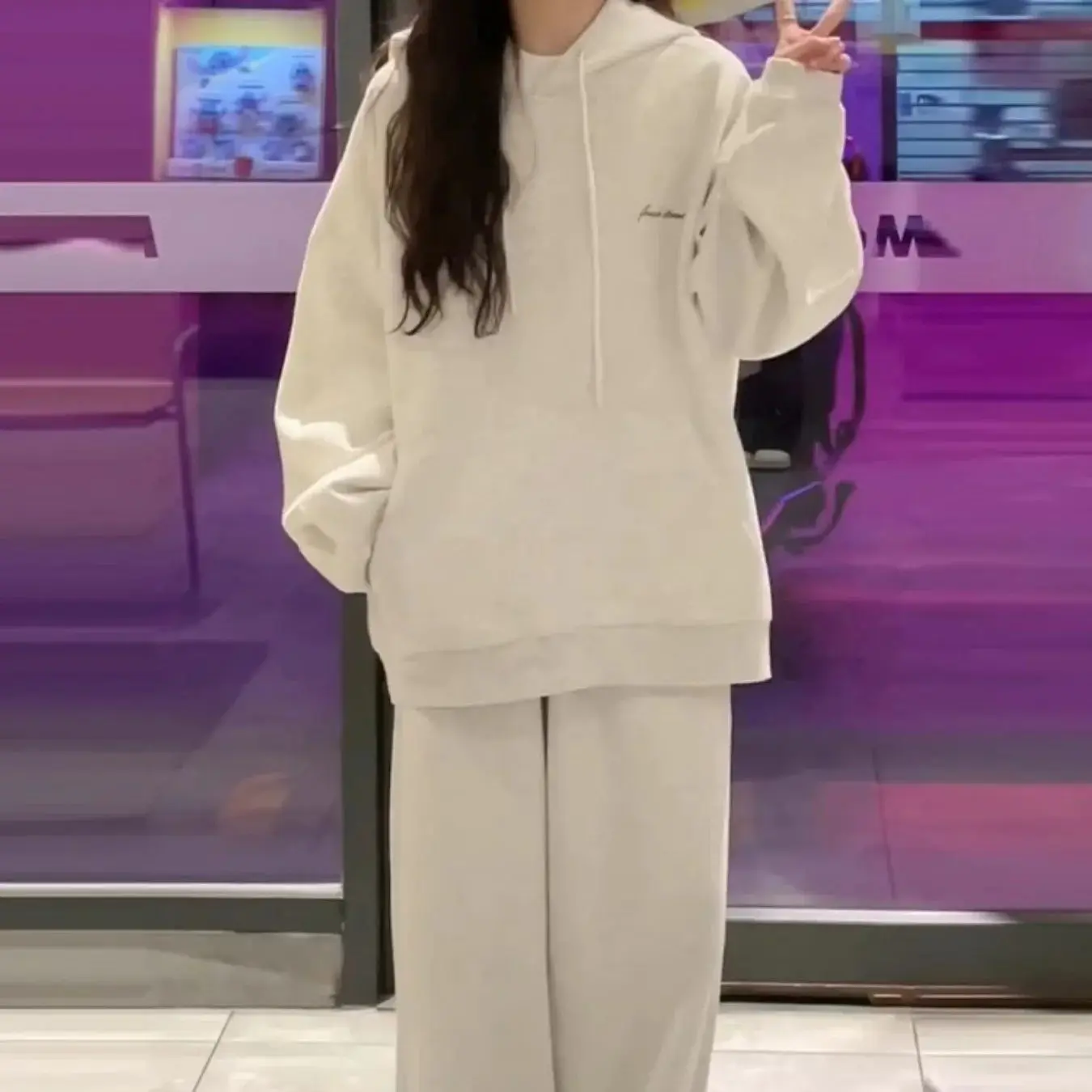 Giacca in felpa da donna Primavera e autunno Nuovo abito sportivo bianco-grigio Sottile con cappuccio Petite Nuova cerniera Casual Versatile set in due pezzi