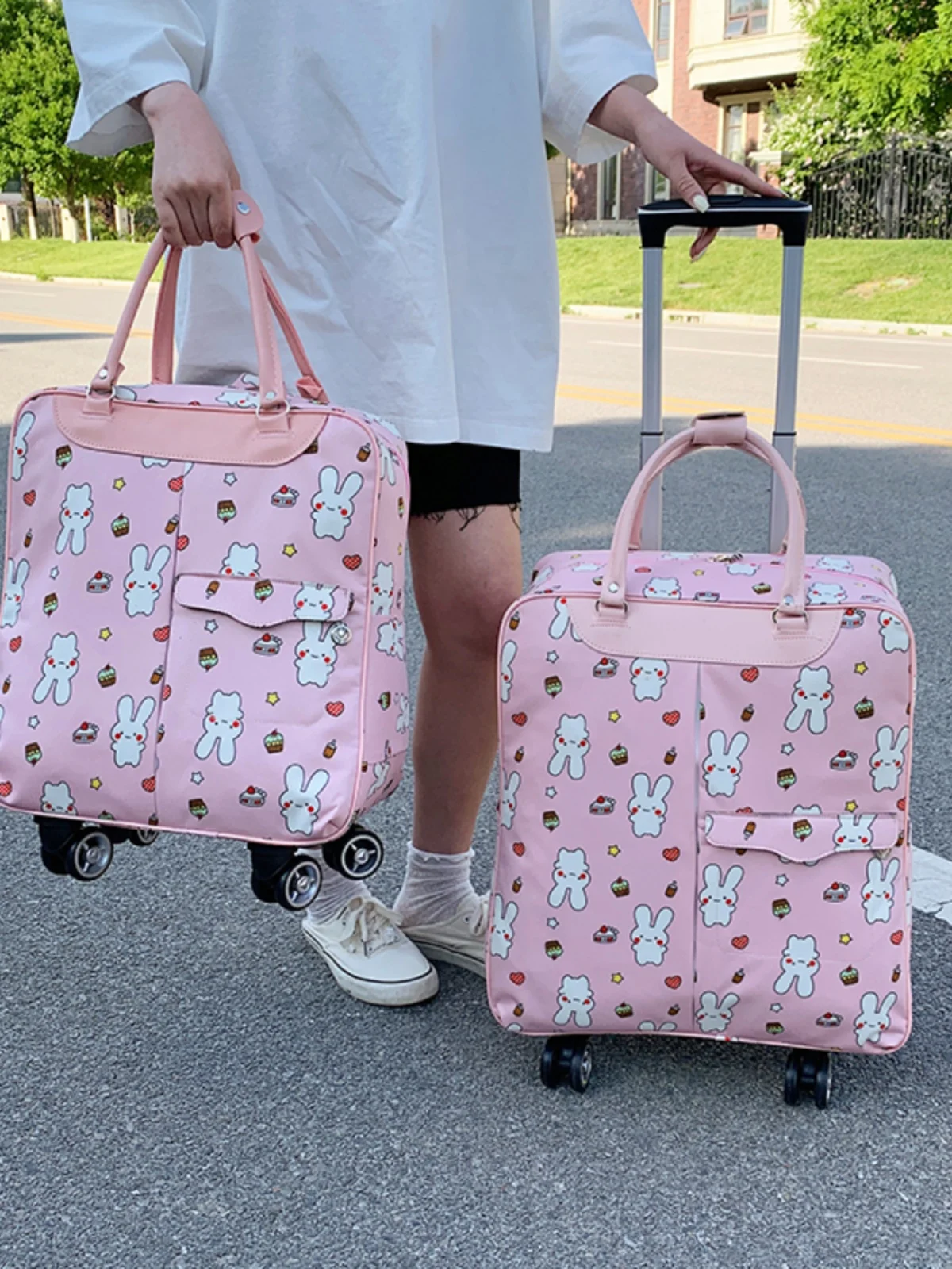 おしゃれで大容量、ハンドルとダブルショルダーストラップ付きの荷物バッグ。出張、チェックイン、学生服、漫画柄などに。