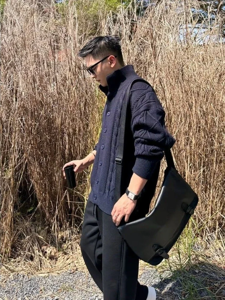 

Мужской новый вязаный кардиган на пуговицах 2025 AW, корейский свободный крой, универсальный однотонный утолщенный свитер, повседневный топ с лямкой на спине