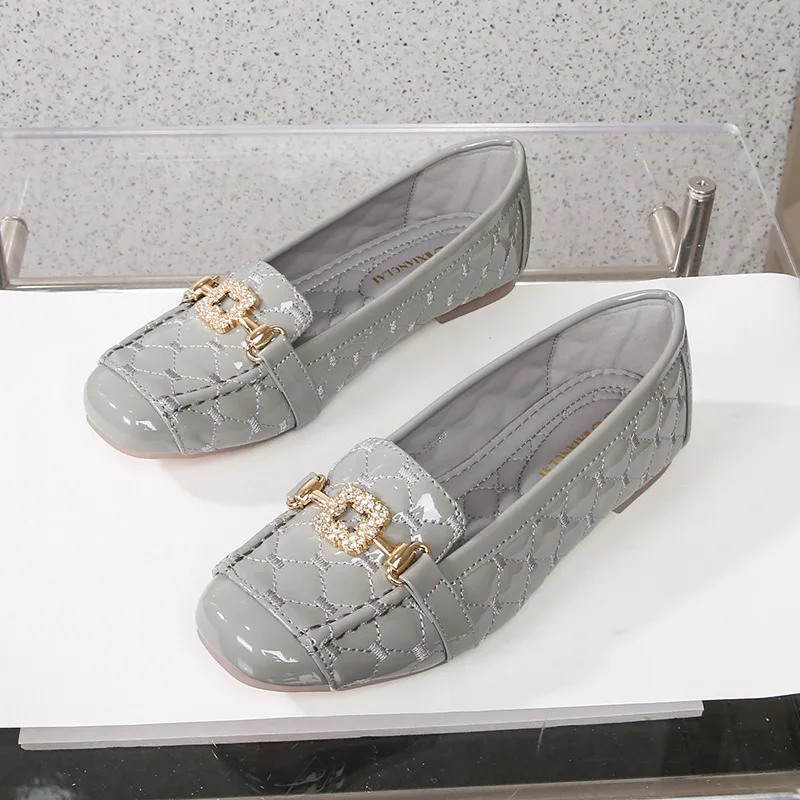 2025 ربيع جديد مسطح القاع أحذية نسائية كبيرة متعددة الاستخدامات ورنيش جلد ناعم رئيس مربع أحذية نسائية عادية #3