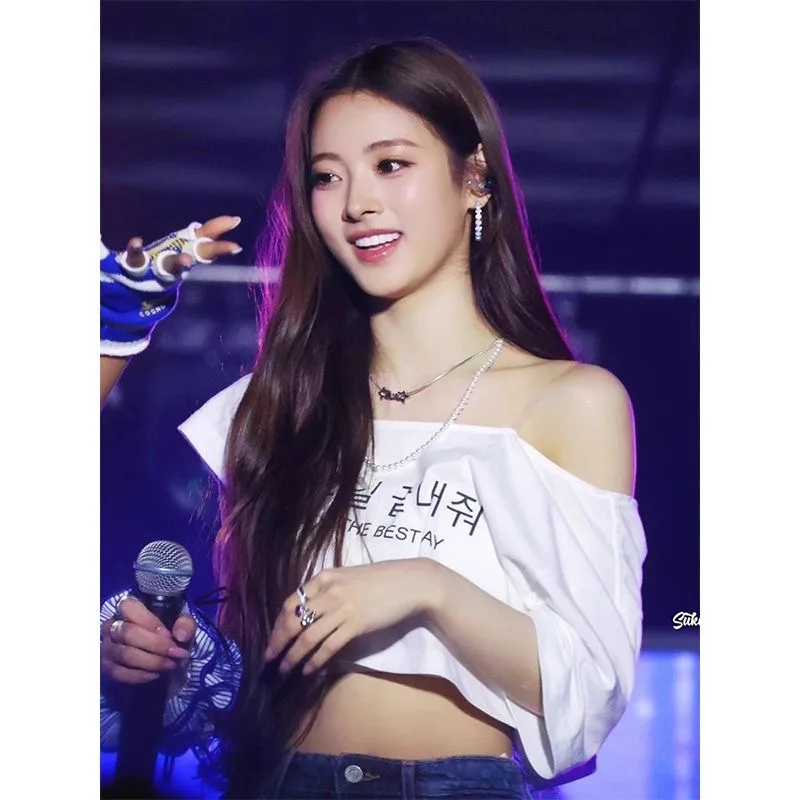 

Meovv Anna White Letter Shoulder Bared T-Shirt Belly Button Bared Dance Performance Outfit Short Top Outdoor Wear