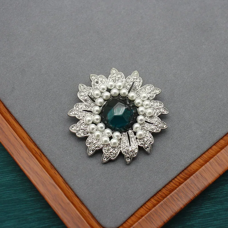European and American Vintage Retro Middle Ages Pearl Green Jelly Glass Sunflower Sunflower Ear Clip Brooch Set