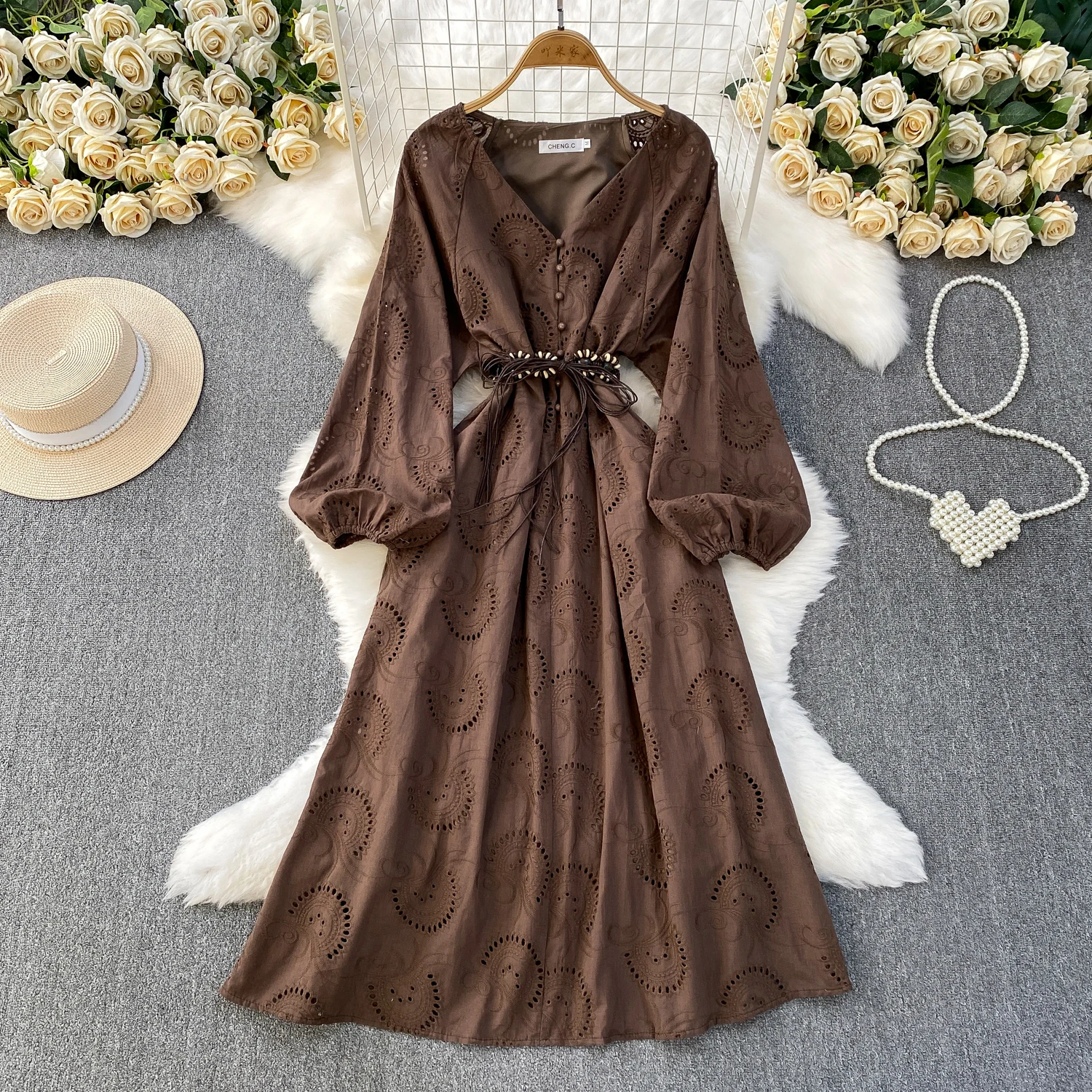 Sukienka damska w stylu boho, jednolita, z wycięciami, kwiatowym wzorem, luźna, w kształcie litery A, z długimi rękawami typu latarnia, dekolt w serek, długość do połowy łydki.