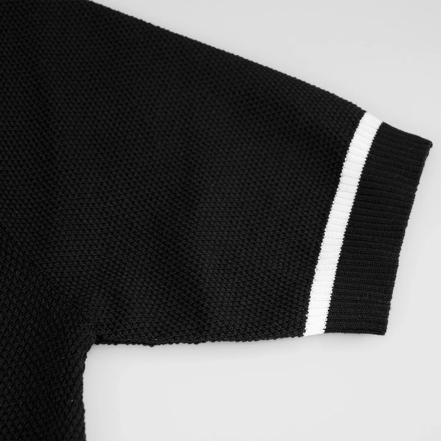CH Herren-Polo mit Rippenbündchen, gestreiftem Kragen und Ärmelbündchen, kleiner Kontrastbuchstaben-Stickerei auf der Brust, aus Mesh-Strick, Kurzarm, für Büro und Alltag, elegantes Oberteil – Detail 8