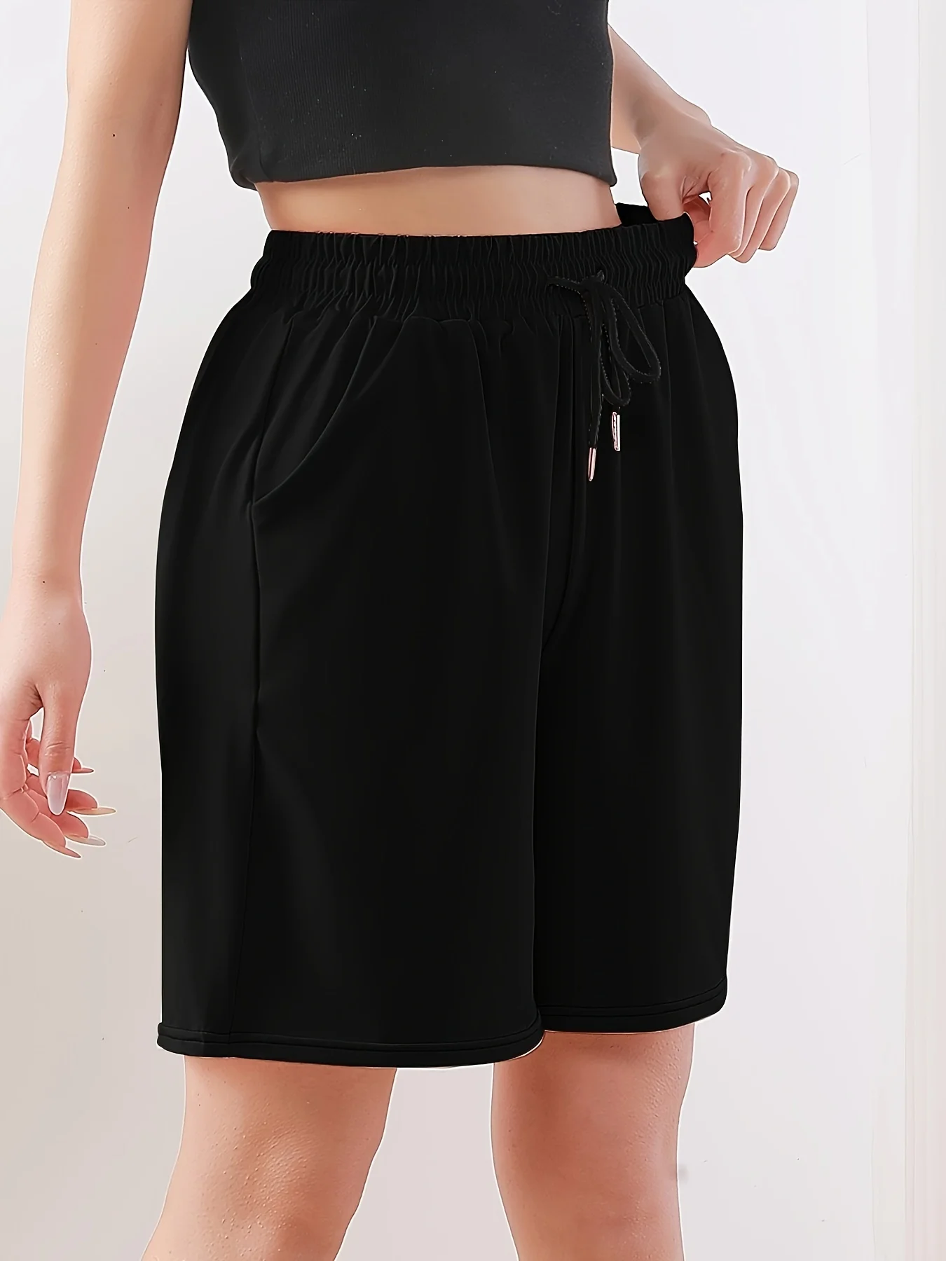 شورت نسائي برباط خفيف الوزن باللون الرمادي - كاجوال ومريح، مناسب للجري والرياضة والتمرين.