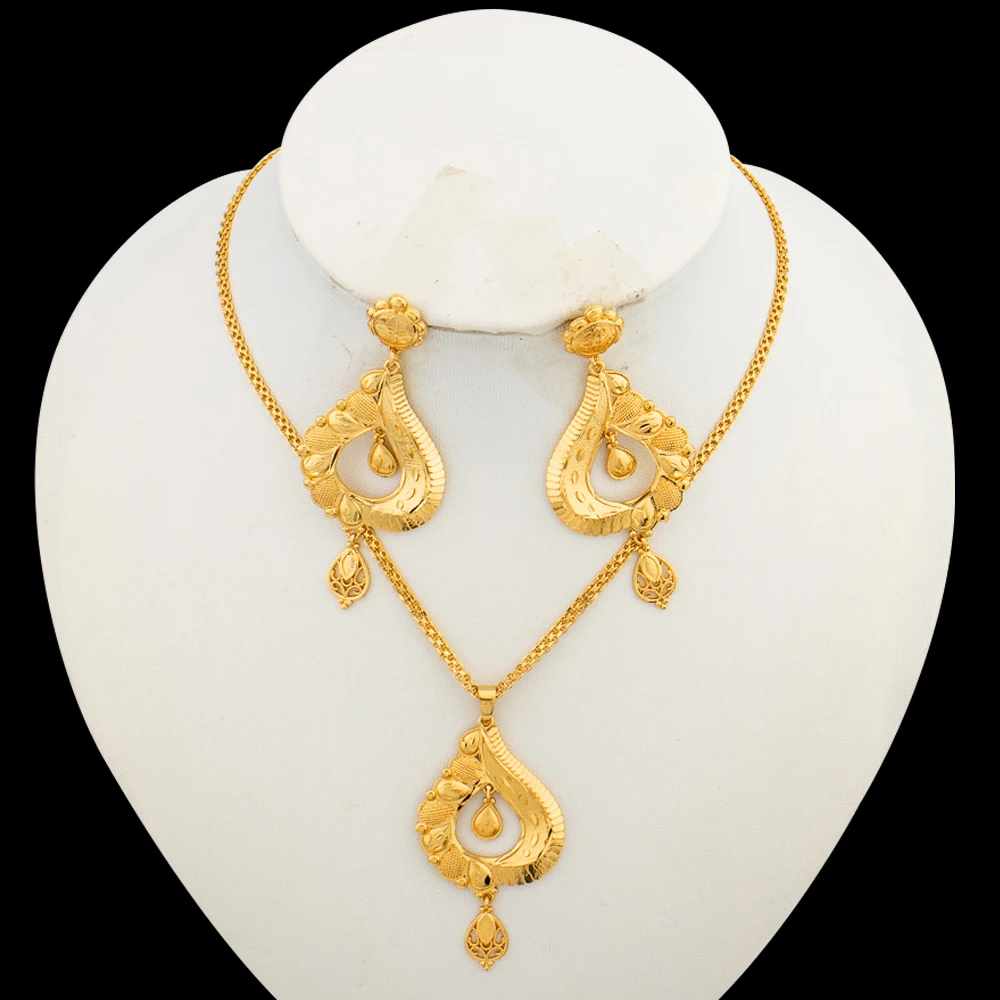 Schmuckset in italienischer Goldfarbe für Damen, bestehend aus Anhänger-Halskette und Ohrringen, im Bohème-Stil, ideal für den täglichen Gebrauch. – Detail 4