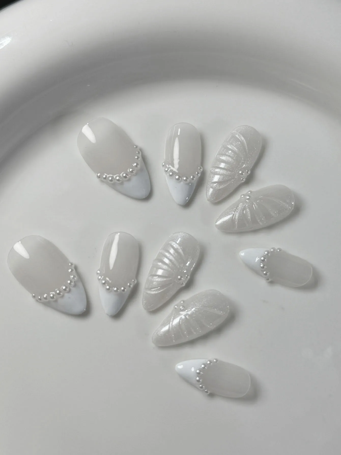 10 قطع من أظافر صناعية بيضاء على شكل لوز مصنوعة يدويًا بخط ثلاثي الأبعاد وأظافر صناعية قابلة للفصل باللؤلؤ