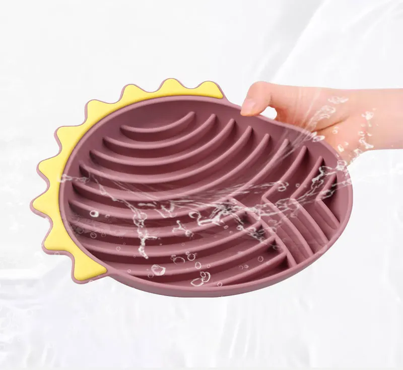 Haustierzubehör: Anti-Rutsch Slow-Feeder Napf für Hunde – Silikon-Futterstation mit Saugnapf zur Ablenkung beim Baden und Training – Detail 7