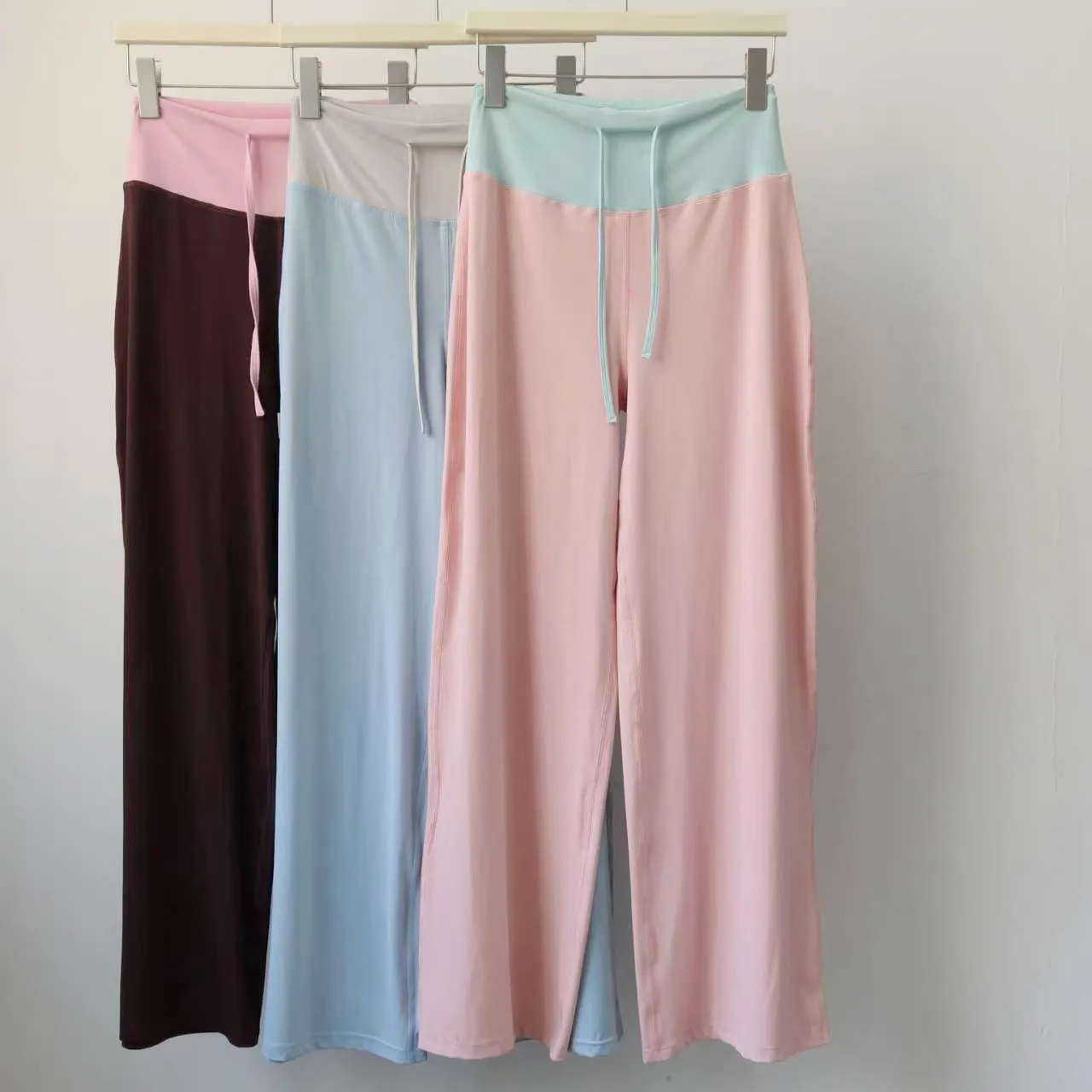 Kontrastfarbene Sporthose für Damen, Leggings mit hoher Taille, figurformende Yoga-Hose, lockere Pilates-Trainingshose, gerade geschnittene Fitnesshose. – Detail 2