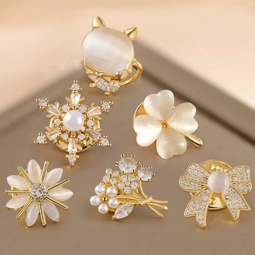 Anti-exposure brooch clasp, four-leaf clover corsage, essential accessory, clothing fixer, invisible fashion no-sew pi