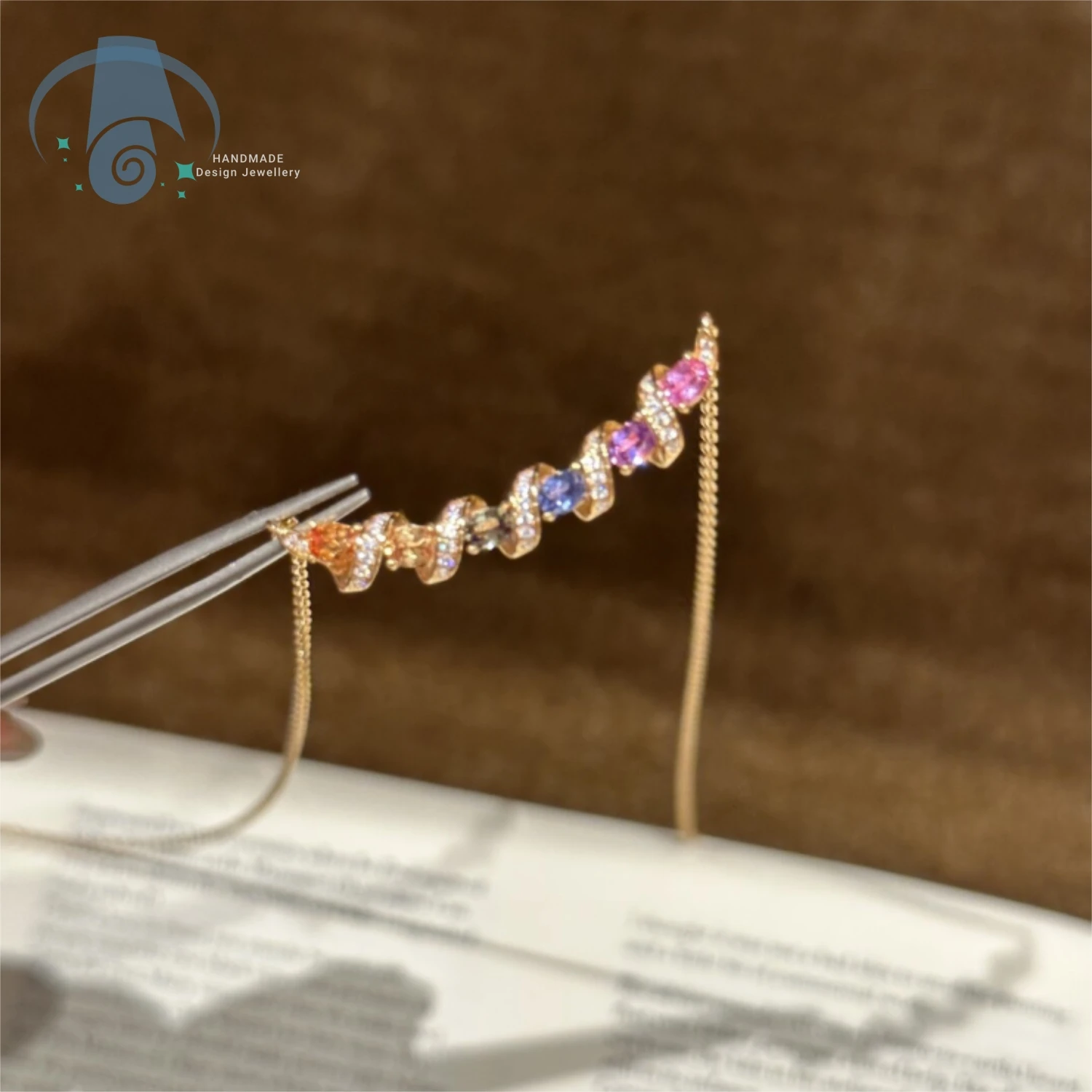 Luxury Elegant Twisted Rotating Smile Pendant Necklace Colorful Oval Gemstone Chain Unique Design Jewelry for Women Party Gifts