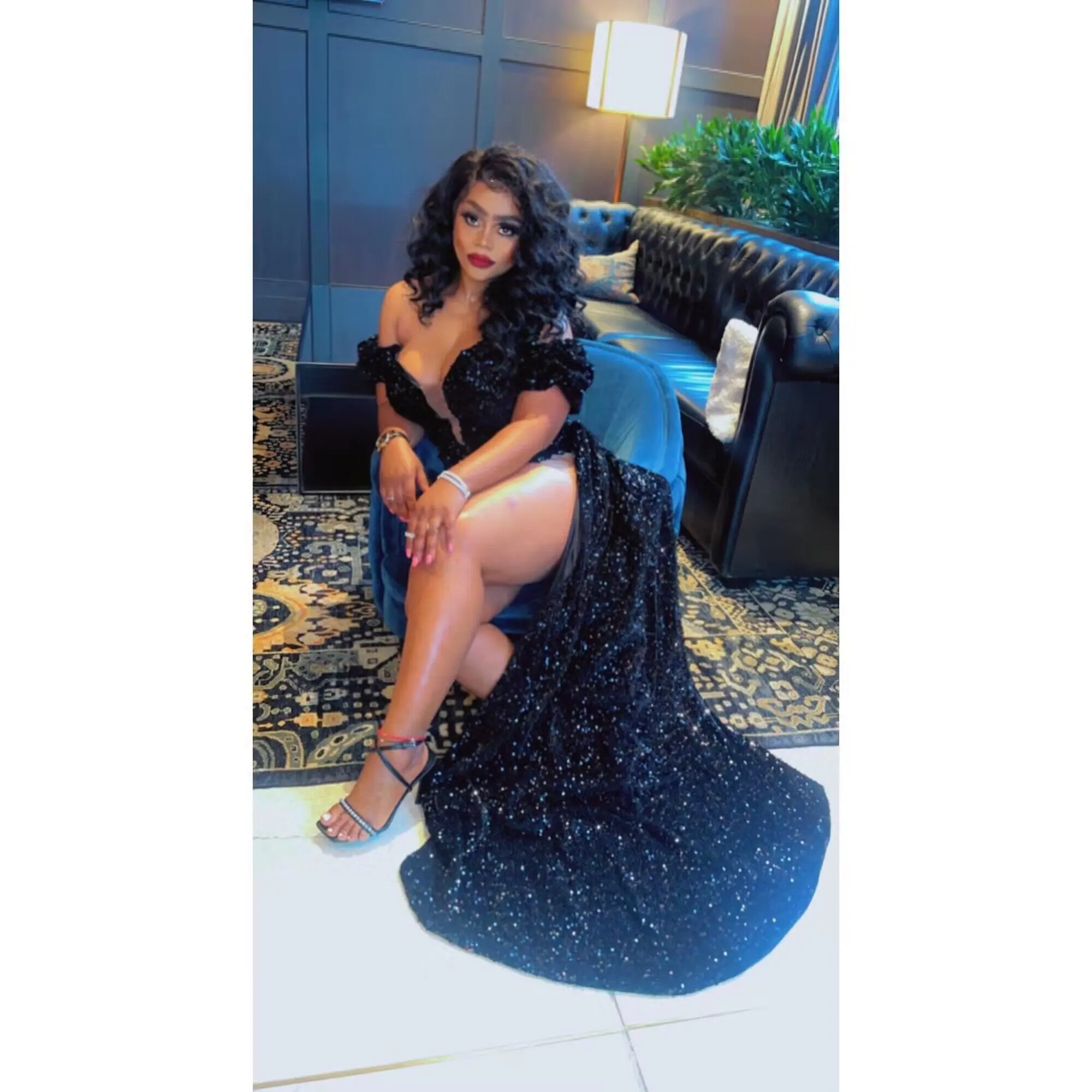 2025 Vestidos de fiesta de sirena negros sexys y brillantes, ropa de fiesta corta, vestido de noche de lentejuelas con abertura alta y espalda descubierta