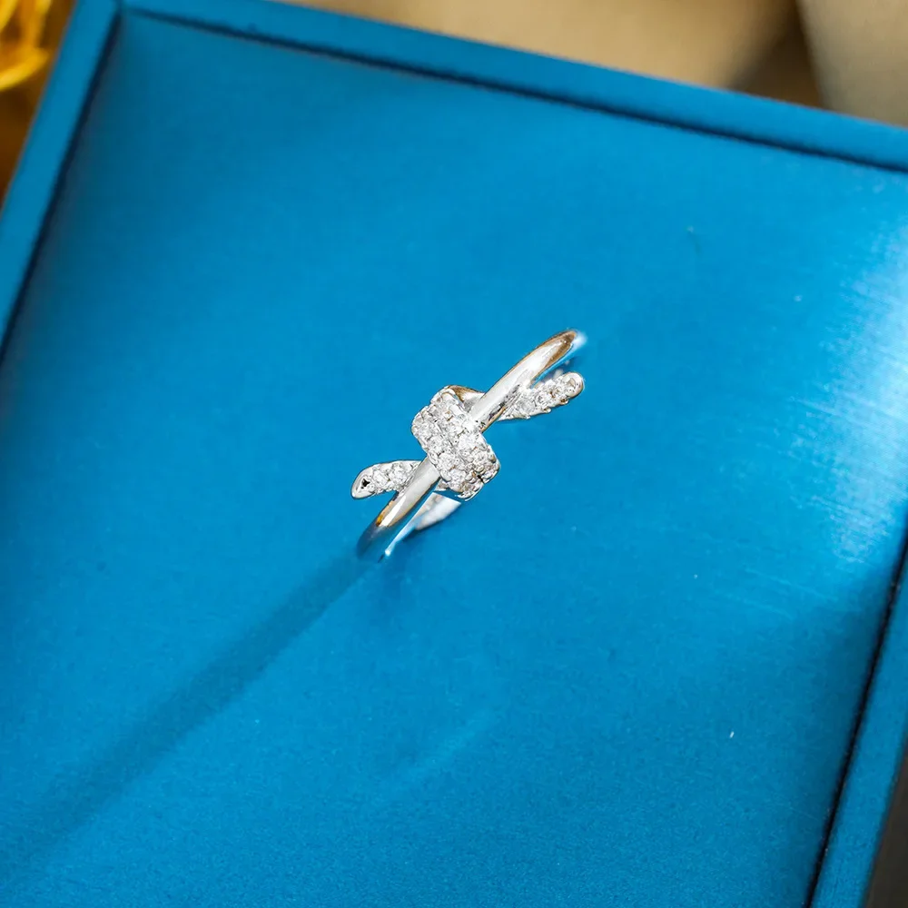 Эта винтажное кольцо выделяется прикосновение роскоши и ощущение элитной моды, с слегка отверстием в виде узла из циркона.