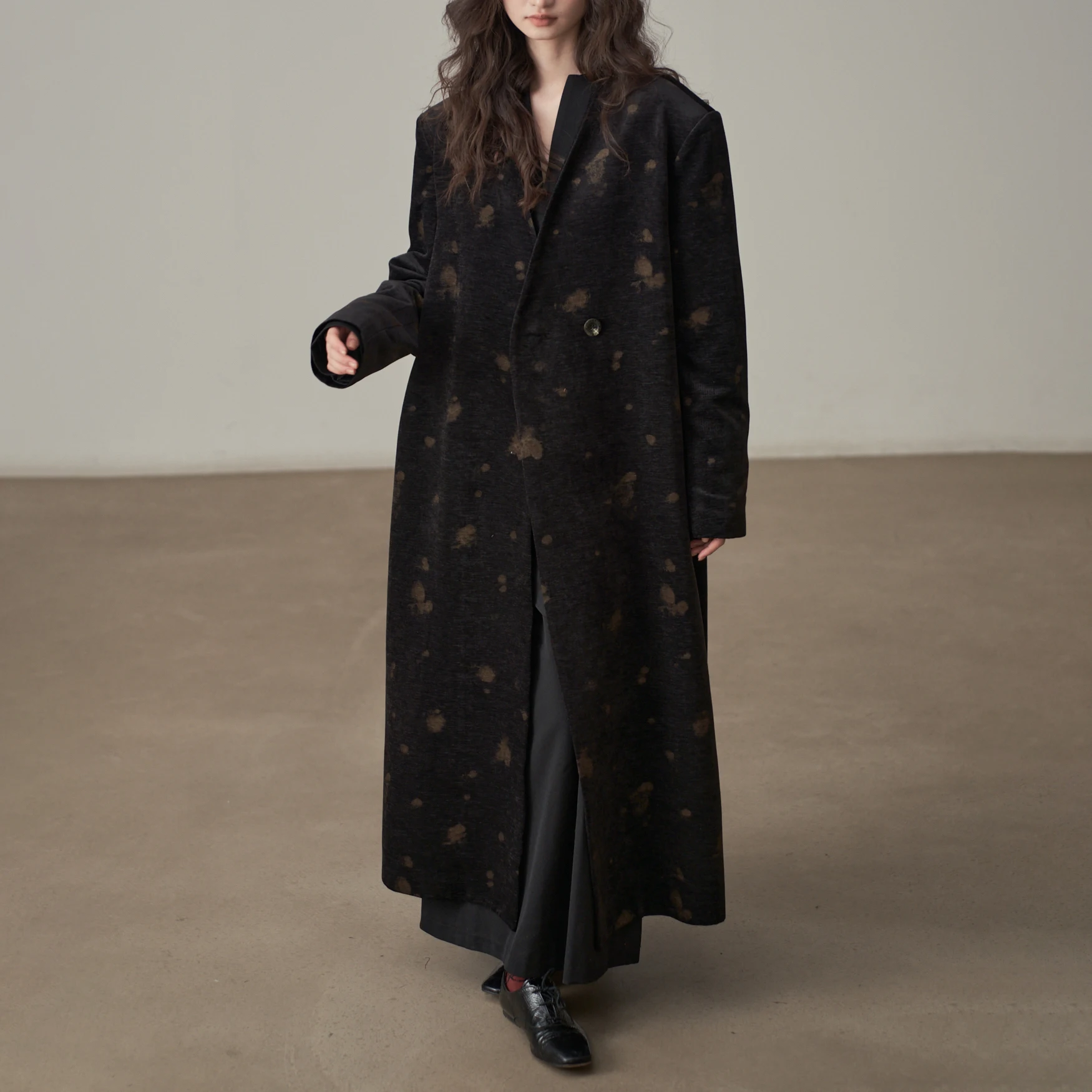 

KWTX женский черный плащ в стиле ретро, уличная одежда с v-образным вырезом и принтом, мягкий, элегантный, роскошный, весна-лето 2024, дизайнер высокого качества