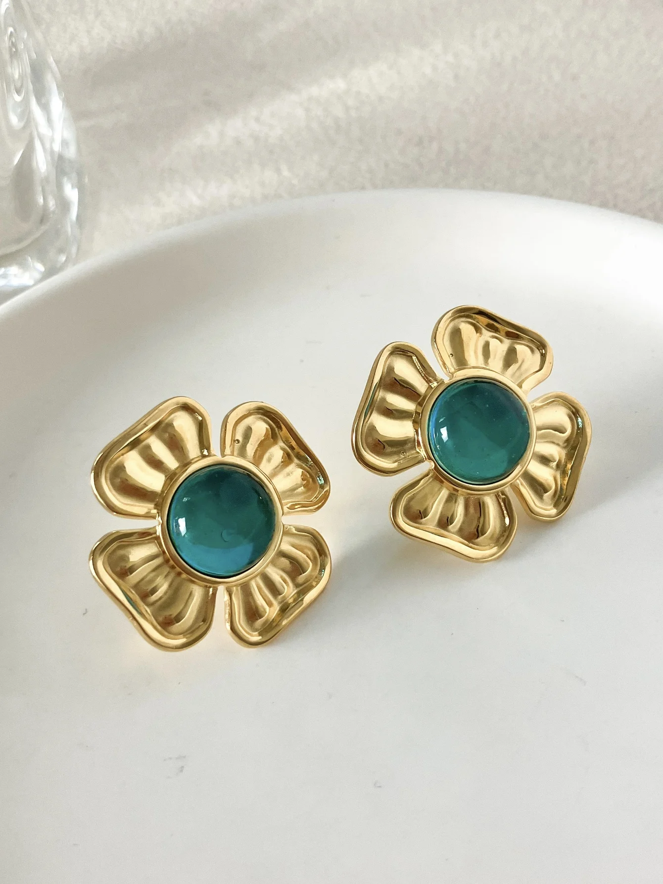 

Green glass beads flower fashion earrings stainless steel gold flower suitable for women's daily personality jewelry gifts