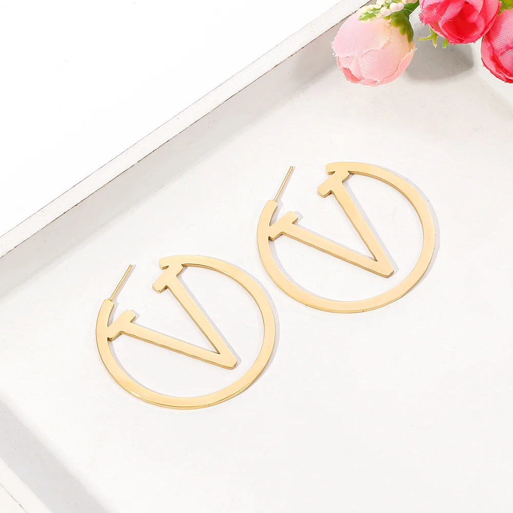 Fashion Minimalist Hollowed-Out V Letter Metal Stud Earring Personality Charm Accessory for Women Geometric Jewelry