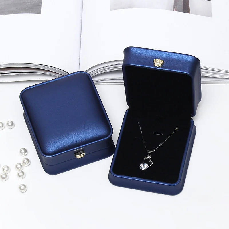 1szt 8.5x7.2x3.5cm PU Korona Przycisk Wisiorek Pudełko na biżuterię Biżuteria Prezent Wisiorek Naszyjnik Opakowanie Ucho Pudełko na biżuterię w magazynie — zdjęcie 5