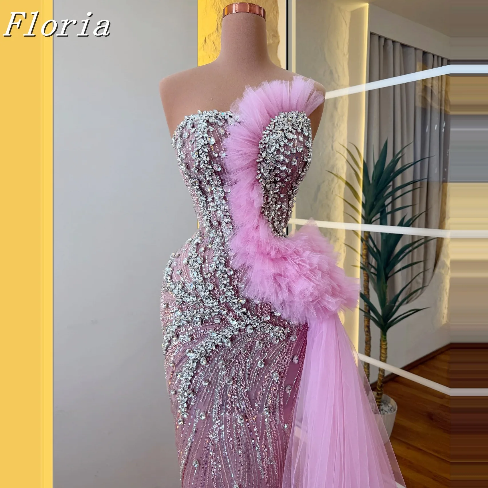 

Elegant Pink Straight Celebrity Dresses With Pleated Tulle Train Stylish Sleeveless Maxi Prom Dress Party Gowns Customized